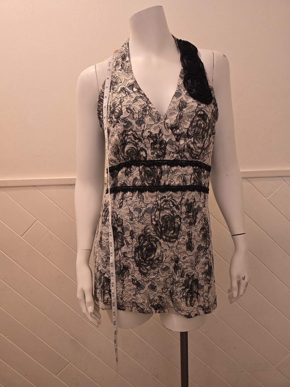Nue Options Floral Lace Sleeveless Top In Black And Pink Size Medium
